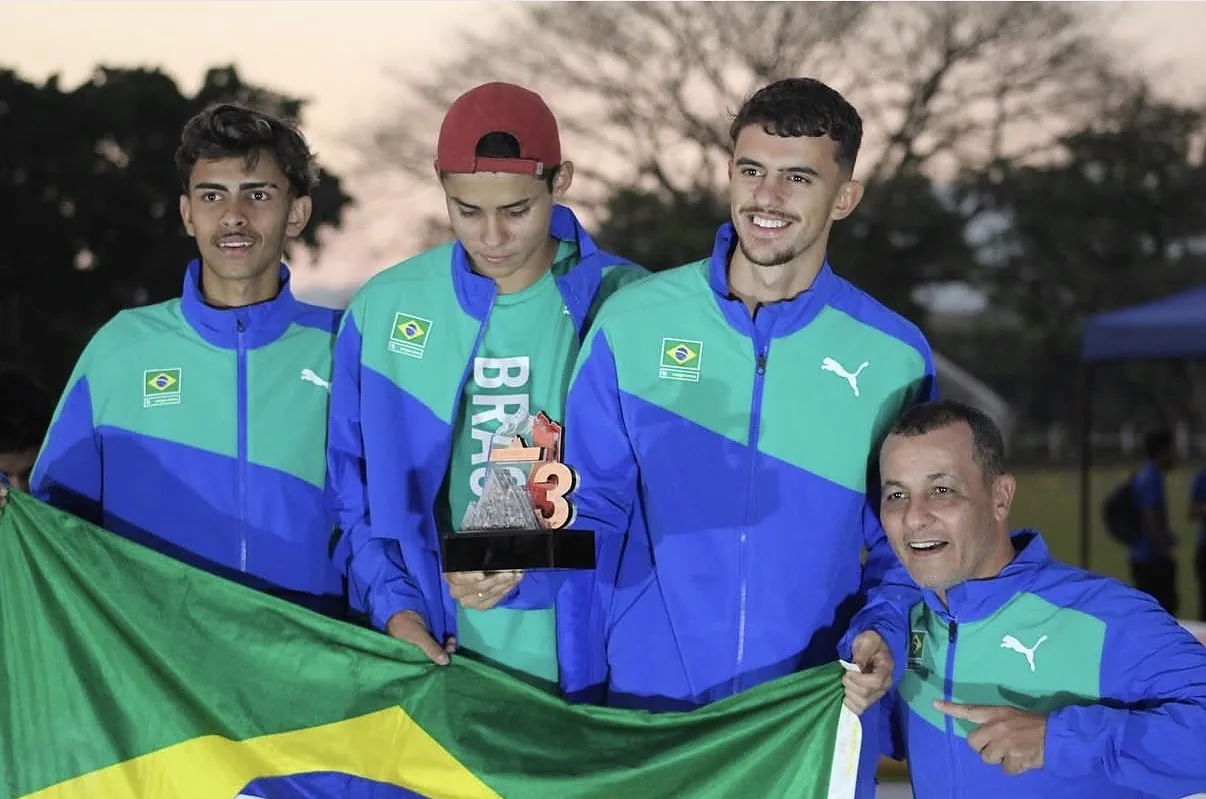 Pedro Freitas no pódio representando a Seleção Brasileira em competição internacional em El Salvador