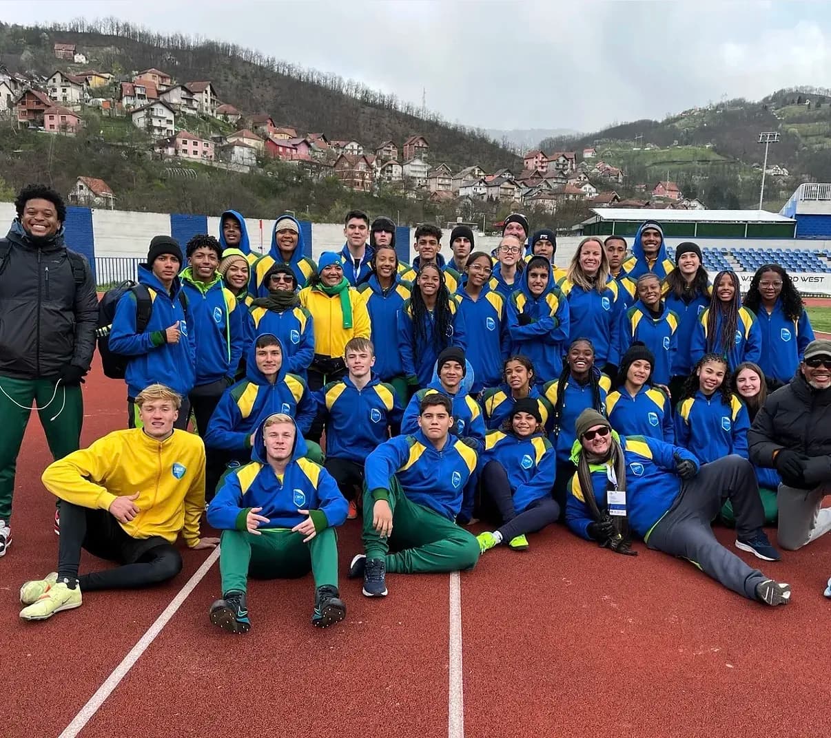Corpo técnico da Corre Marvado com a Seleção Brasileira de atletismo